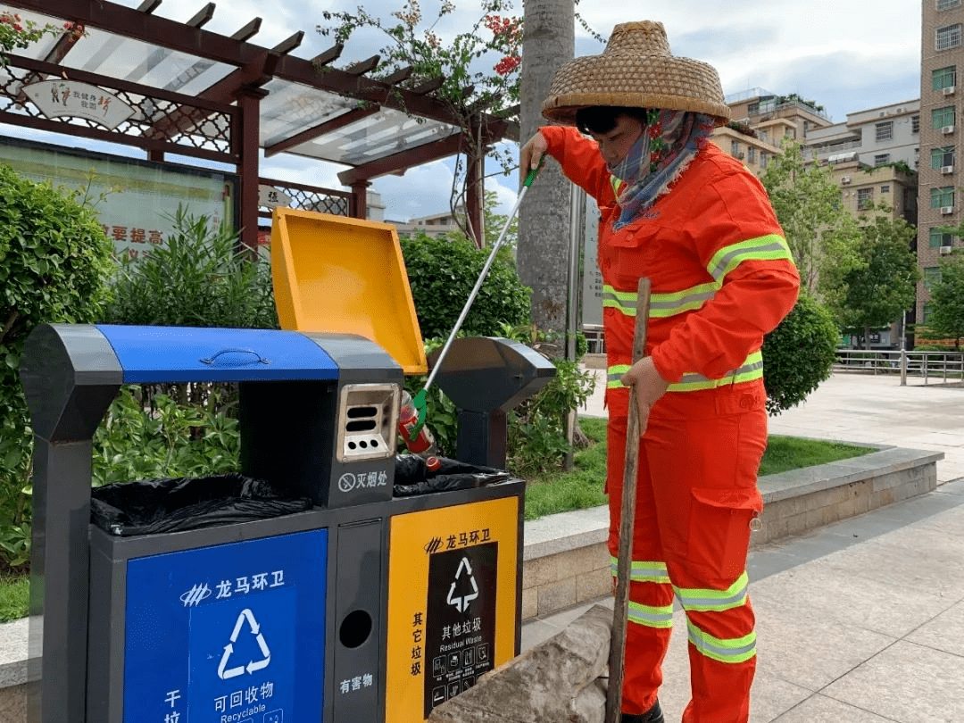拿着扫帚过"双节" ,海口近万名环卫工人假期坚守一线_本职工作