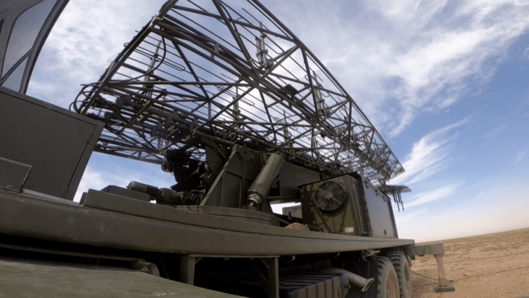 【祖国 我在战位守护您】西北大漠 防空兵构设立体火力网
