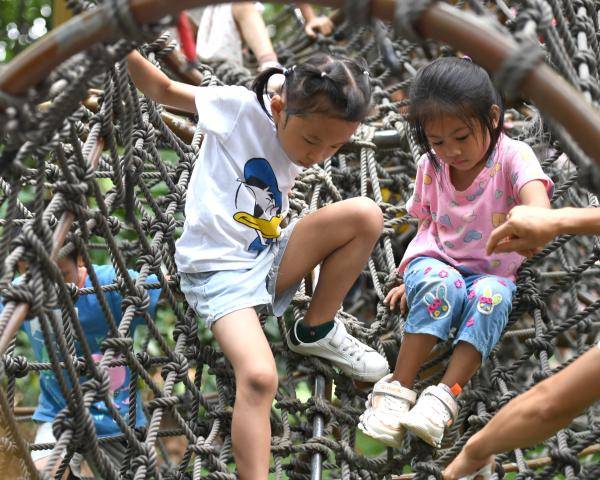 10月4日,孩子们在广西南宁市青秀山风景区陆地拓展竞技乐园玩耍.