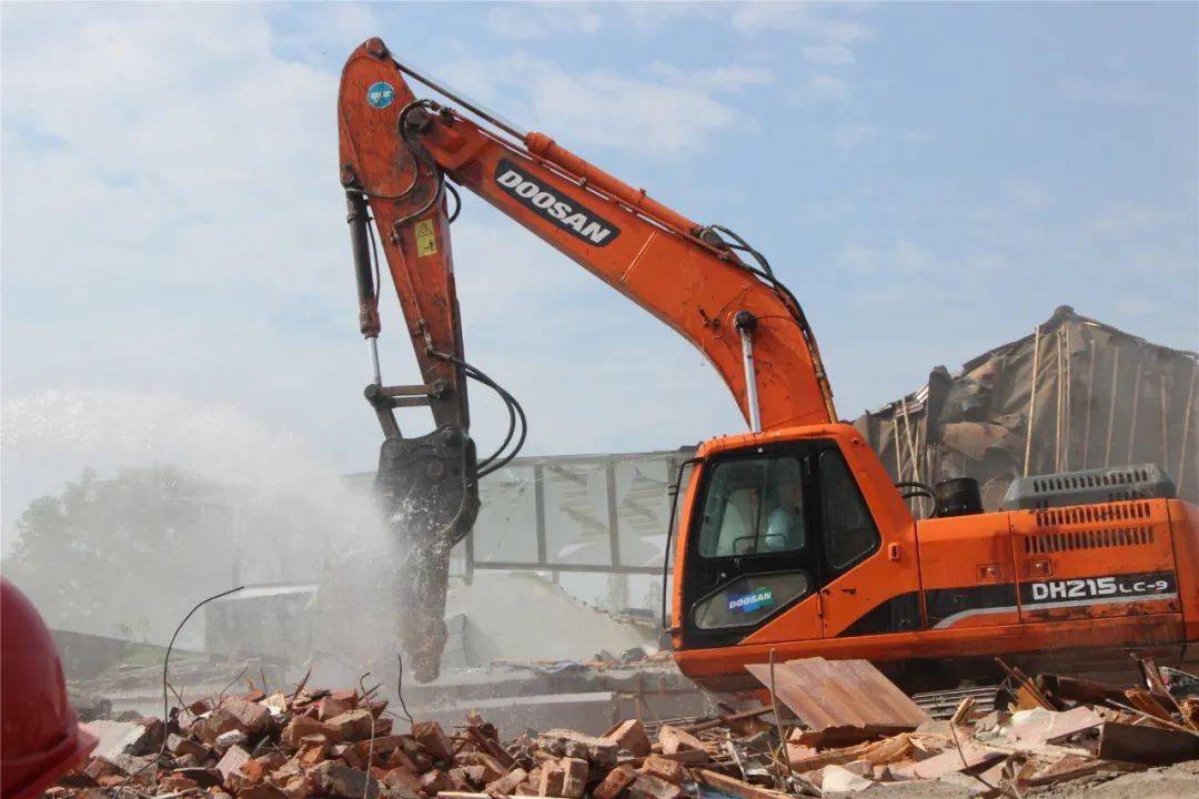 雪湖公园建设区丨公园路拆迁现场!_机器