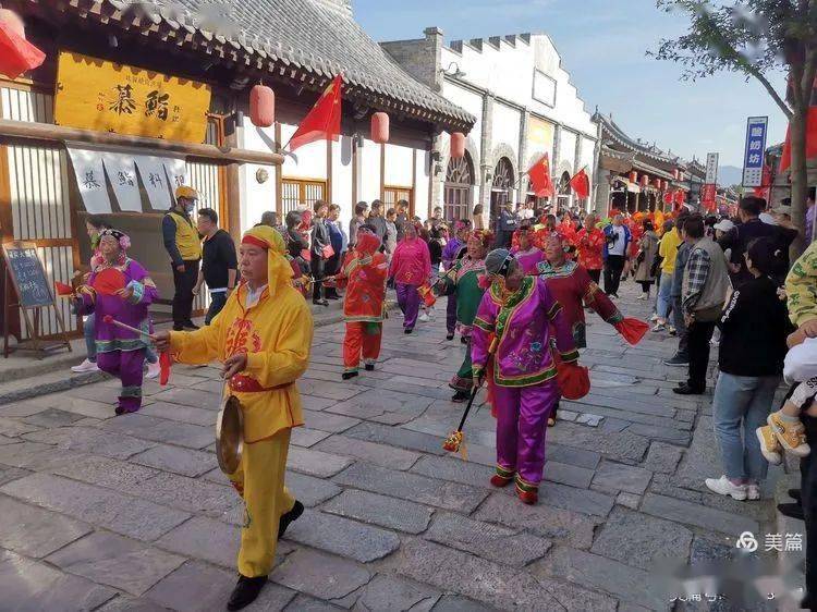 静乐生活亮相忻州古城游客止步乐开怀