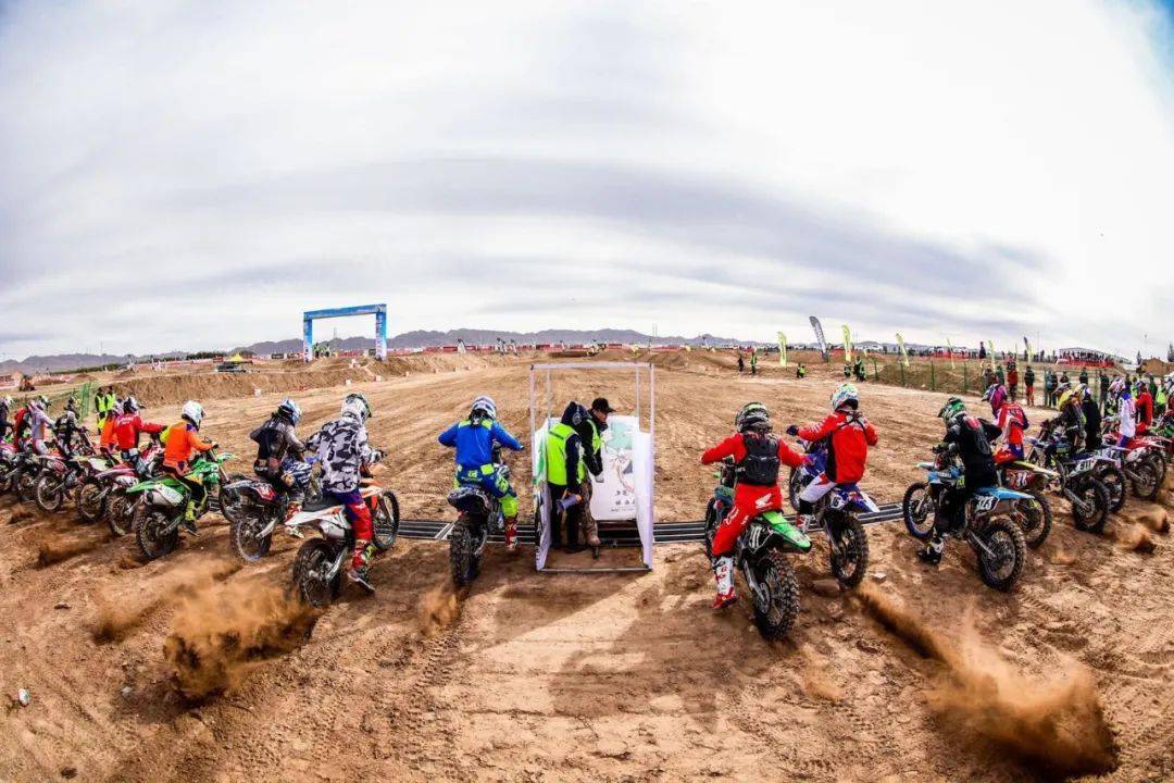 内蒙古乌拉特后旗第一届全国越野摩托车场地公开赛圆满落幕