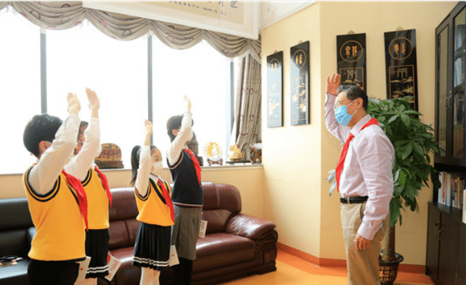 一次到位 高额一拳手与小臂成直线手心向着左下前拇指不要留缝隙胳膊