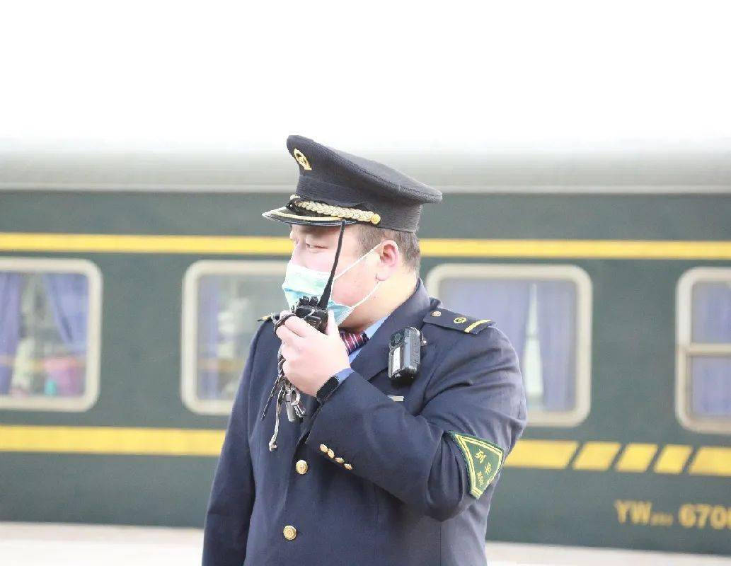 和田一队t9526次列车乘务员为旅客办理补票,对乘车的学生们进行列车