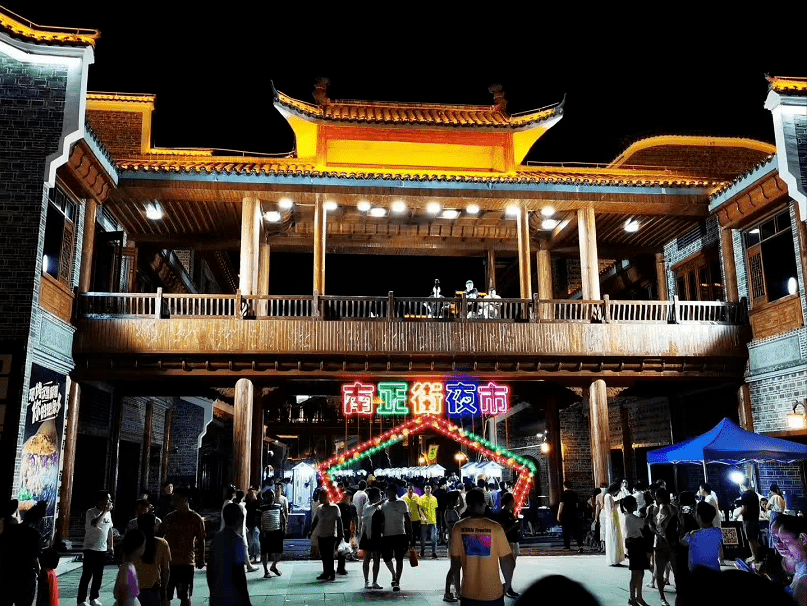 海绵小镇文化路步行街,南正街华灯齐放,流光溢彩夜色下的萍乡彰显着