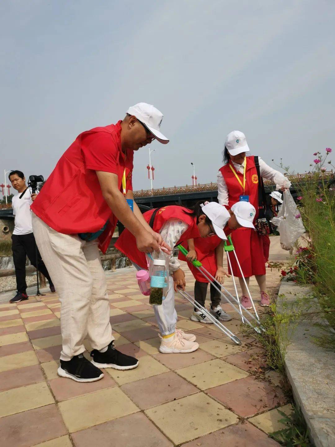 9月13日组织志愿者30 余人在耀州区沮河举办了陕西省2020年乐山乐