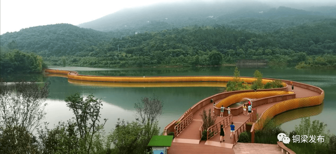 雨后天晴今天铜梁市民出门游玩人从众