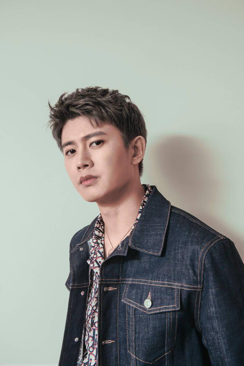 分享一组可能没见过的陆大人 将polo衫穿出狂野气质的浓眉帅哥