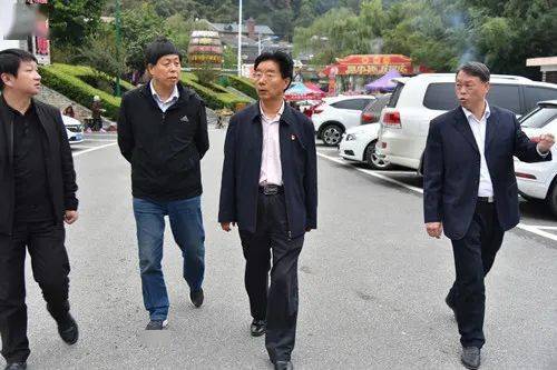 10月5日,栾川县委副书记,县长王明朗轻车简从到竹海野生动物园和