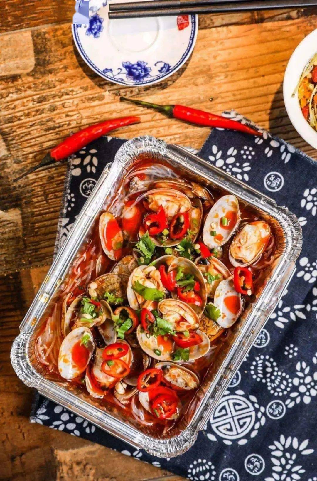 点缀蒜泥的香味慢慢渗入再放入锡纸中花蛤在锅内经过翻滚沸腾好吃到爆