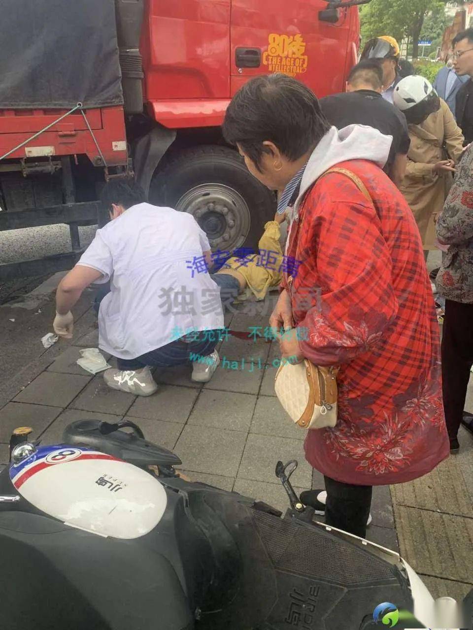 西门菜市场车祸图片