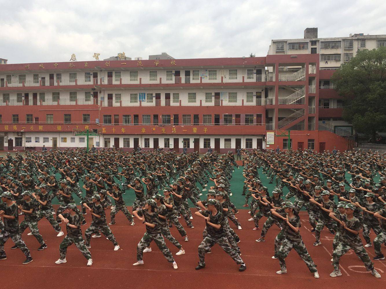 大悟县城关中学七,八年级学生举行2020年秋季军训活动