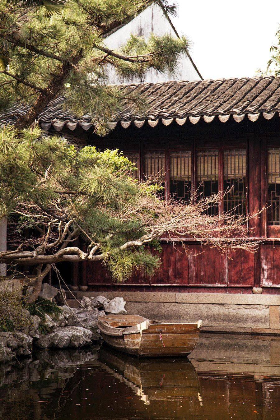 说到小院,我们会想起苏州的园林,北京的颐和园,它们大多都建造于明清.