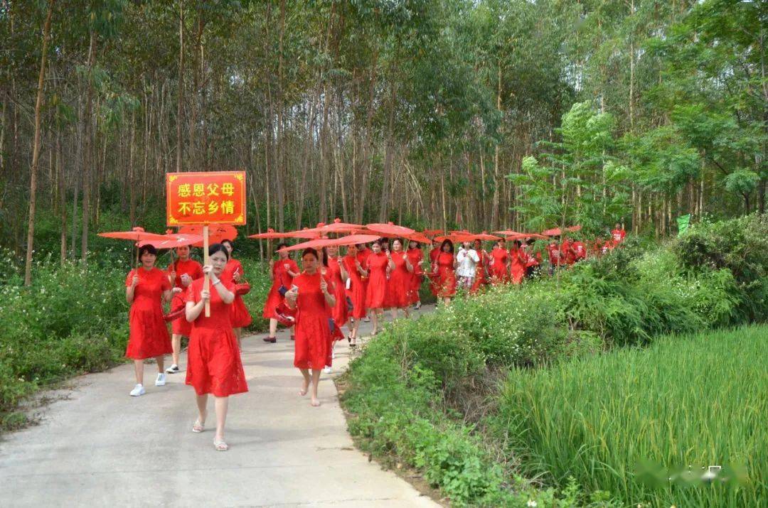 现场好热闹西场镇林屋长岭村外嫁女回娘家团聚