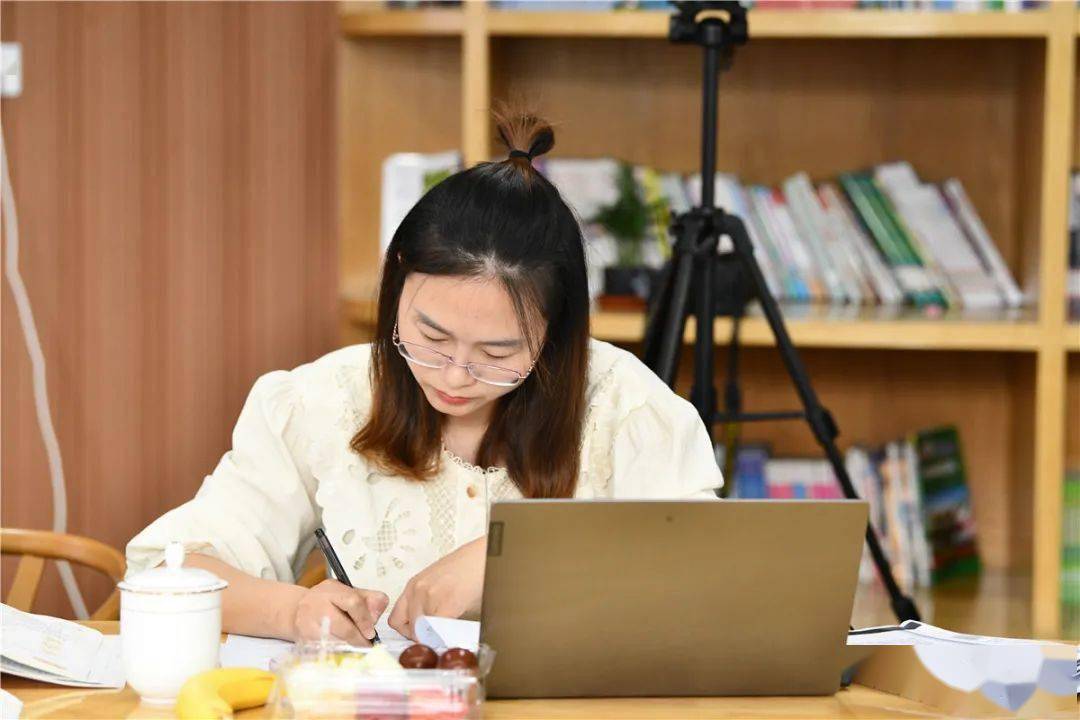 金华市小学语文教研员王春燕一行来浦指导课堂教学工作