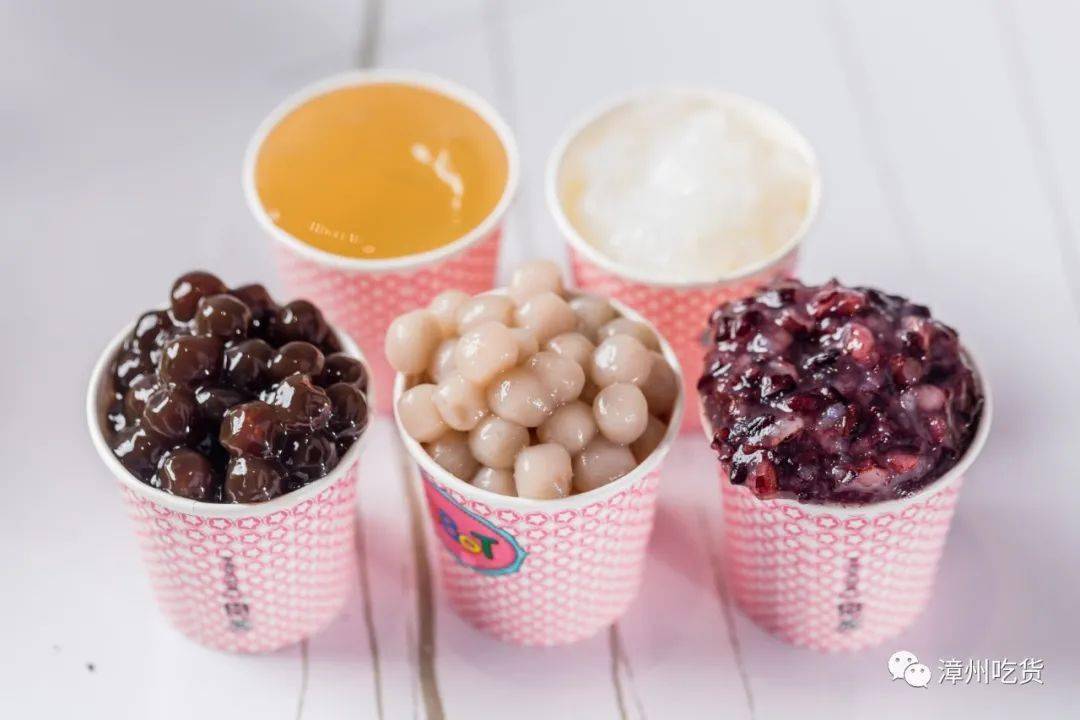 一杯中杯大红袍奶茶也不过8元,还有5款免费加料供你选择,8波,椰果,芋