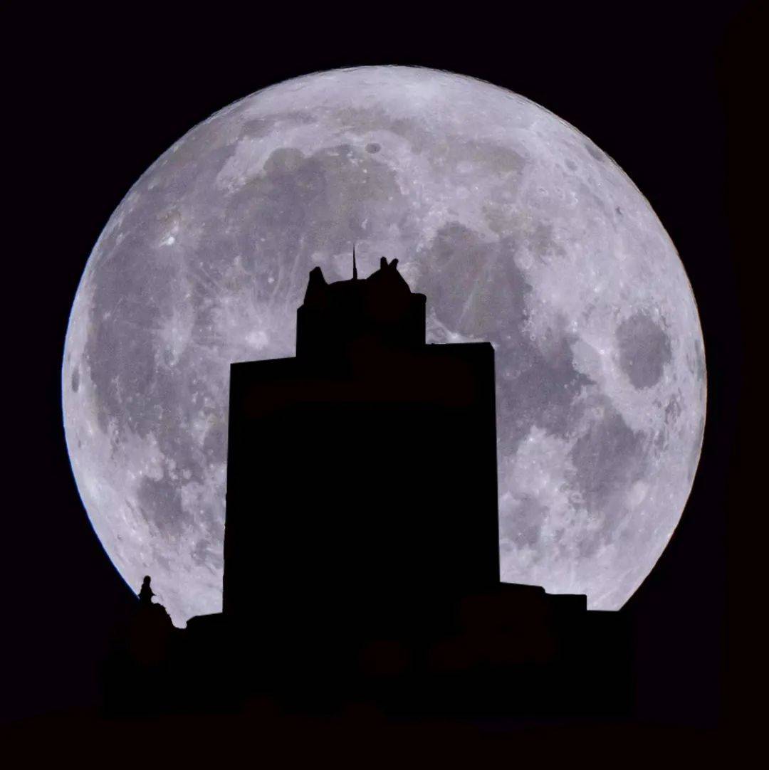 在西图前的台阶上看夜空似藏青色的帷幕,点缀着闪闪繁星看高楼那圆月