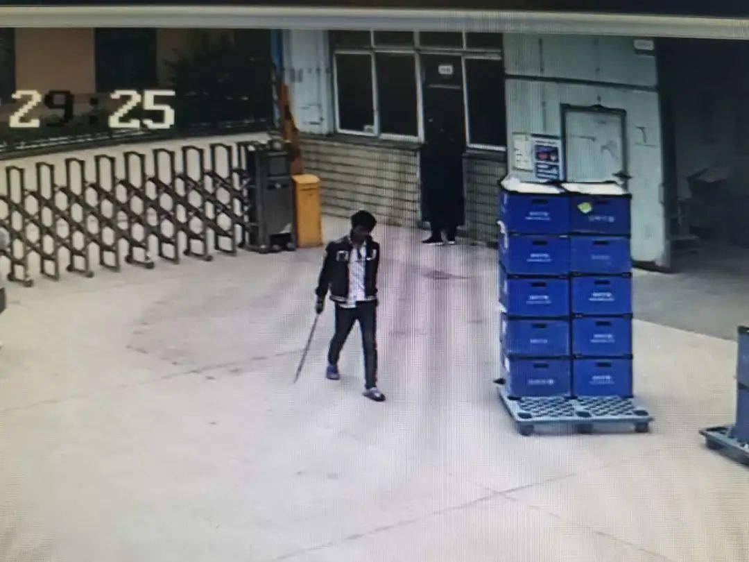 仪征一小伙手持1米长砍刀冲进车间砍人结果