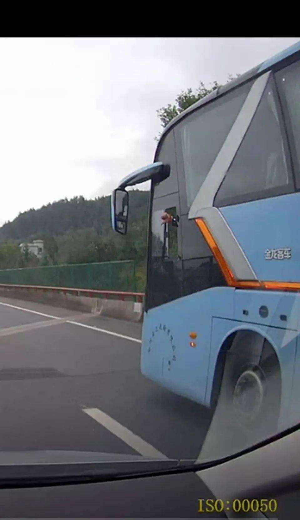 安康一客运大巴在高速上这一行为 让人脸红!_手机搜狐网