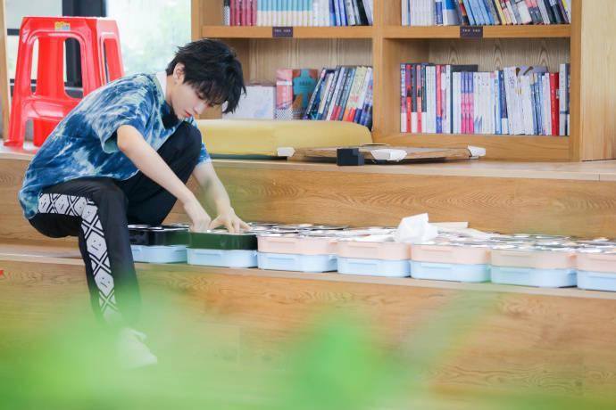 王俊凯中餐厅最新剧照来袭爱心盒饭任务火力全开