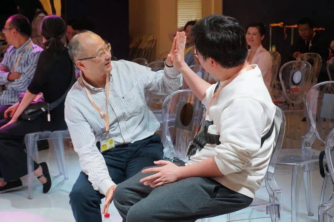 整堂课在大家界定自己的领导力天性,并组成四个团队进行自我剖析的