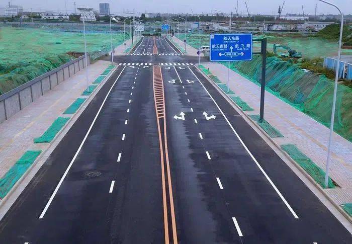 "断头路"于今年3月进场施工,道路建设总长464米,该道路采用单幅路形式