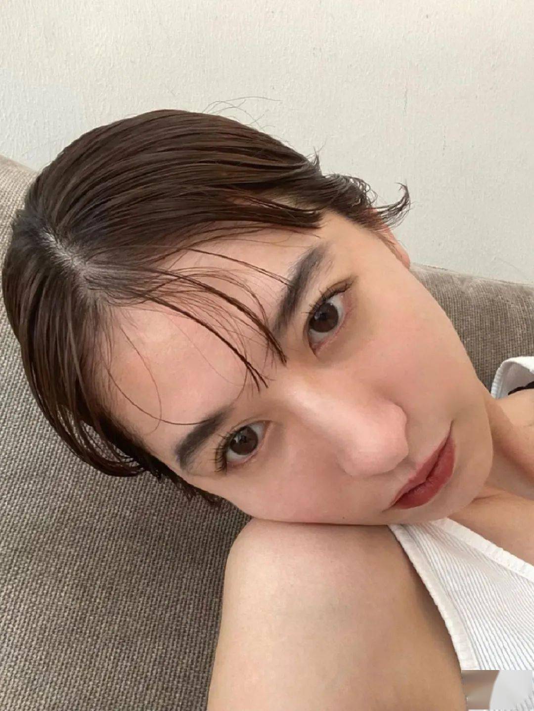 一起来看看吧~经过时间的洗礼和不断提升,松本的衣品变得更加大气