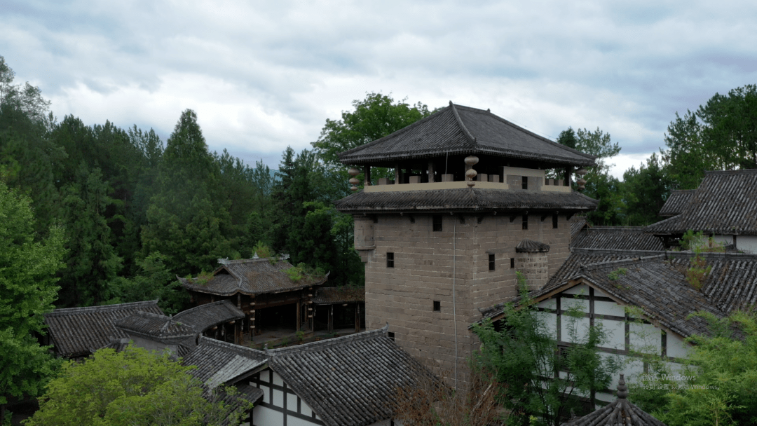 包含了枫香坪民俗风情园,土司古城遗址,新场古街道,悦崃枫香峡谷,碉楼