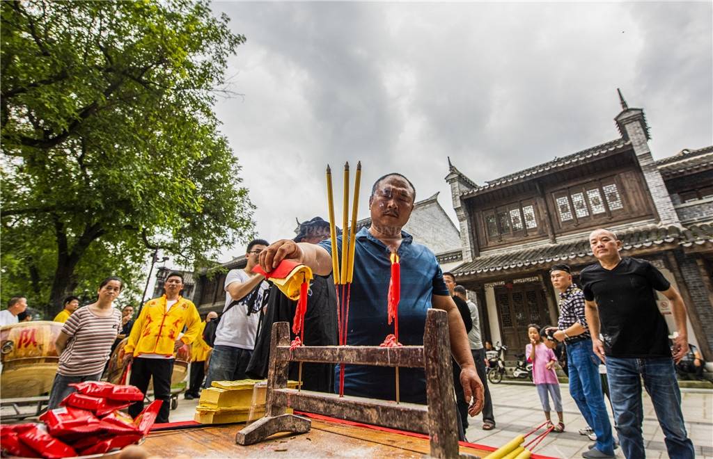 汨罗市新市镇:这里人们每年追着"非遗"跑