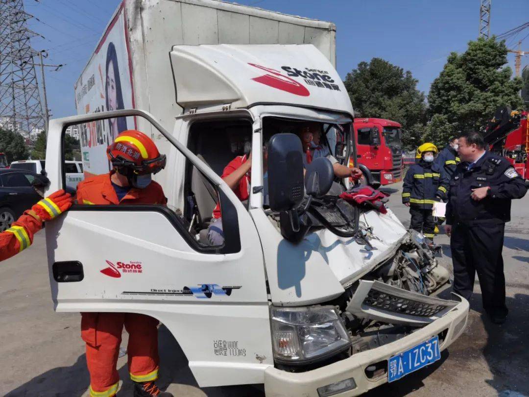 位于新洲区阳逻街平江西路百瑞景滨江生活区营销中心旁发生交通事故