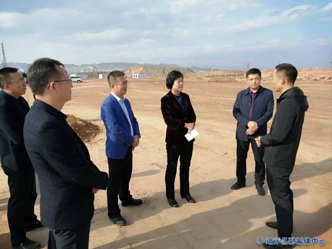 调研中,郑钰就招商引资签约落户的新希望饲料加工项目前期场地平整