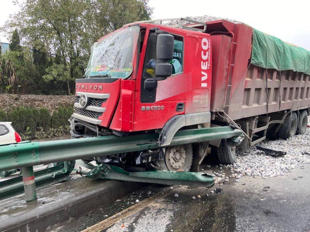 萍鄉一大貨車撞上護欄,現場一片狼藉.