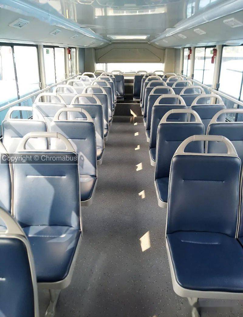 相对小福后系列蹩脚的布局,双层车此时体现出了自己的大容量优势,12.