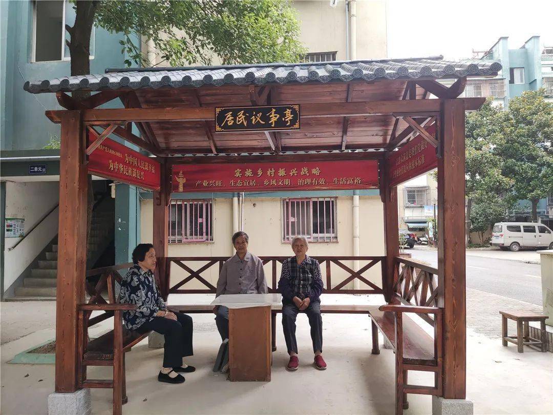 图 |新改造的居民议事亭原本,社区里空地杂草丛生,生活垃圾乱扔,拆违