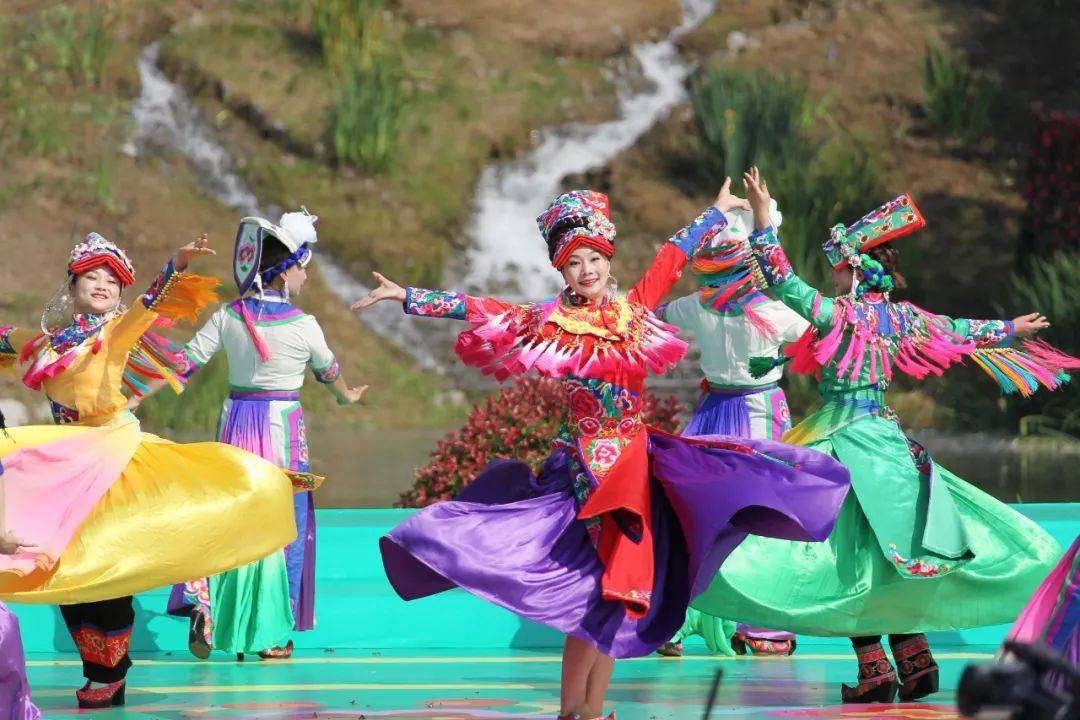 连续多年在州,县政府组织的"雅克音乐节","嘉绒锅庄节","羌年","瓦尔