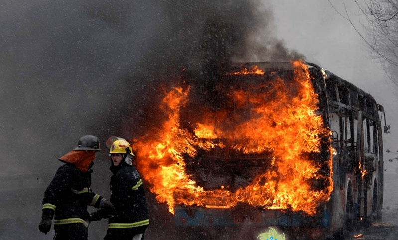 太可怕了宝山一教练车突然起火现场滚起大量浓黑烟