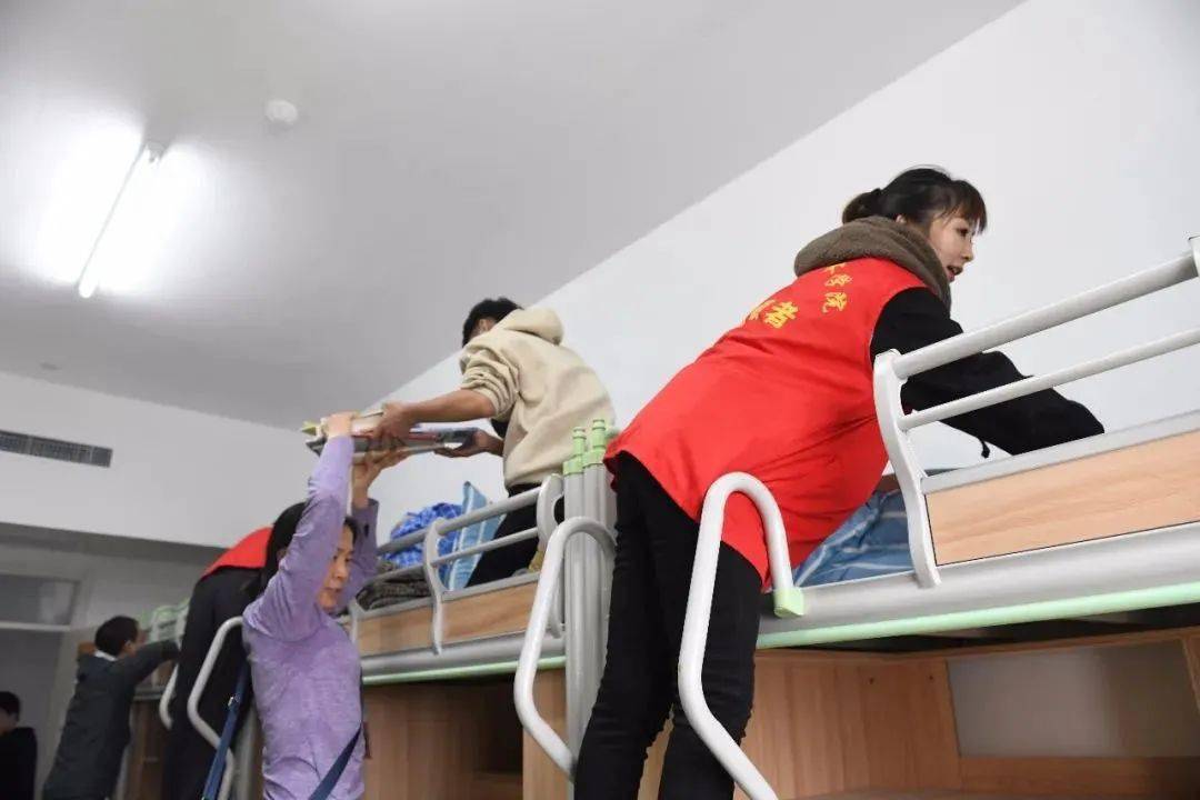 志愿者帮助学生整理宿舍志愿者打扫餐厅卫生志愿者们的细致认真,不辞