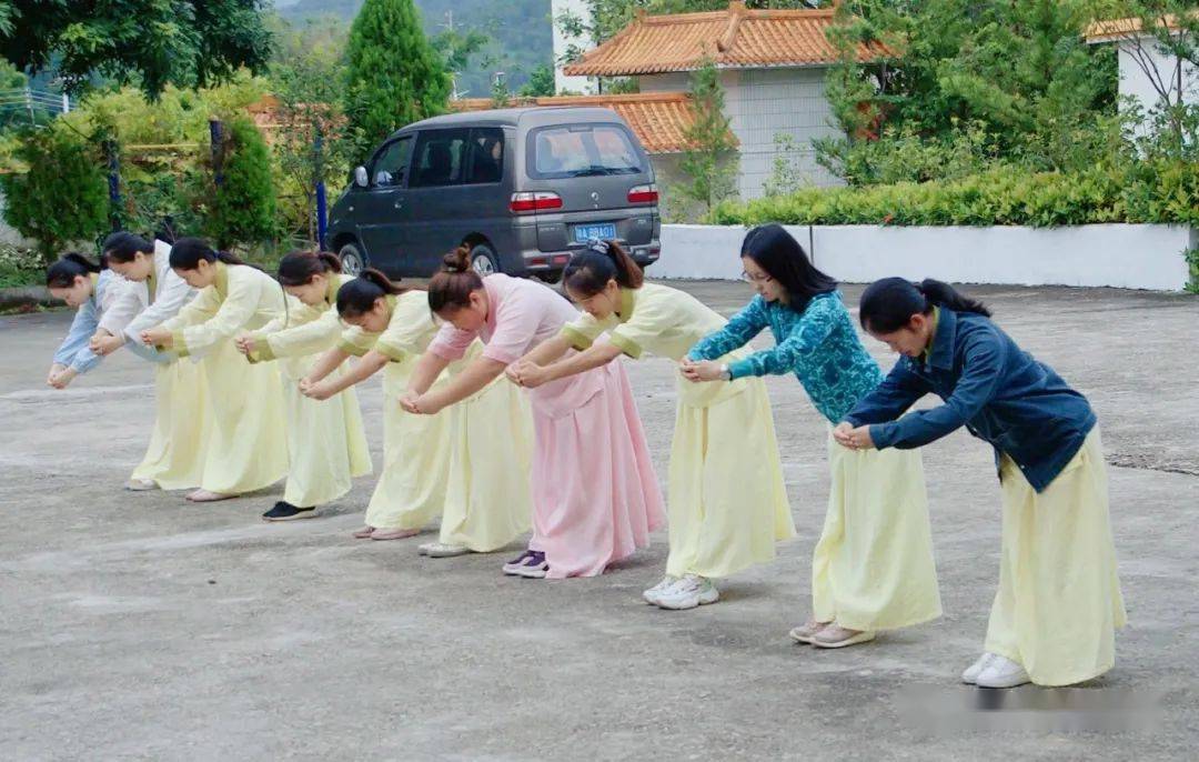 为期两天的内训,老师们一起晨读,晨练,晨礼(早晨给孔夫子行礼),一起