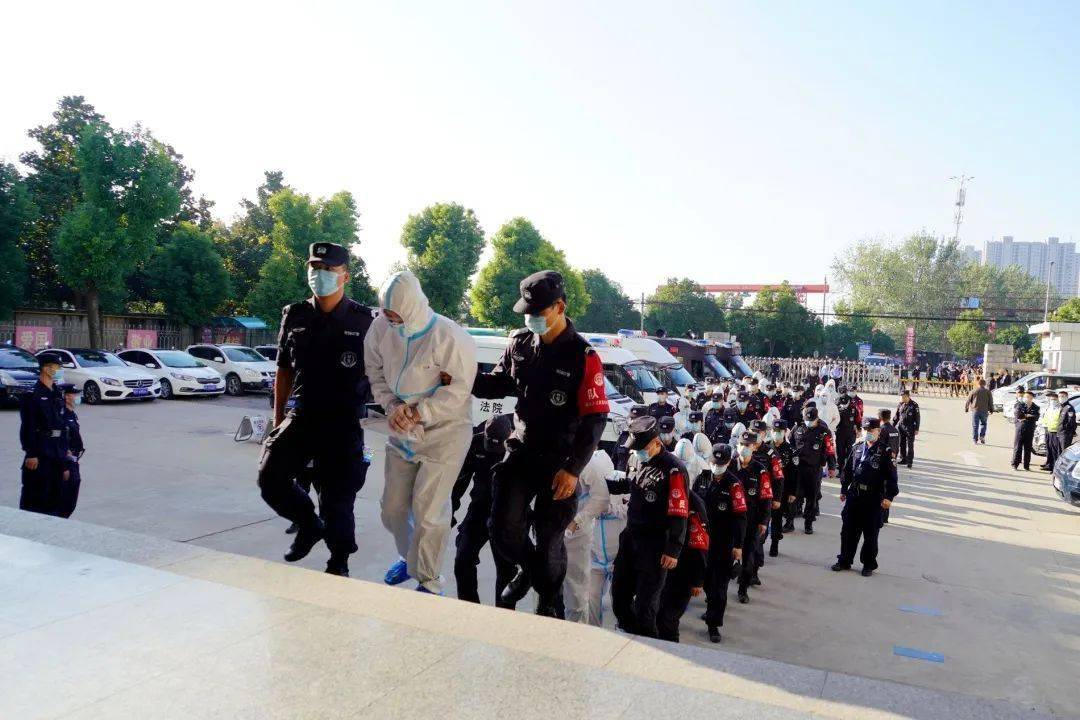 10月10日上午,颍上县人民法院对王振青等21名被告人涉恶势力犯罪案件