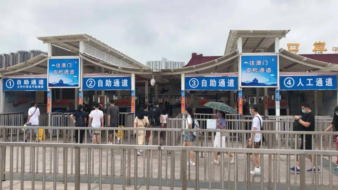 据了解,仅9月30日至10月1日,珠海市各口岸出入境人数就达48万多人次.