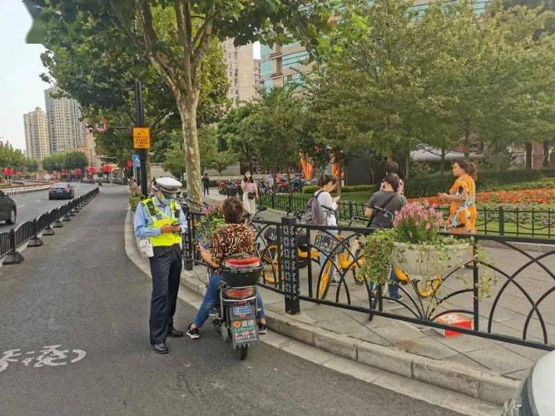 对违法当事人谢某实施"非机动车借用机动车道行驶不迅速驶回非机动