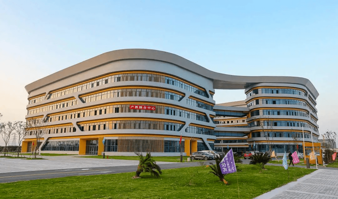 浙建院正式迎新e游小镇产教融合再上新台阶