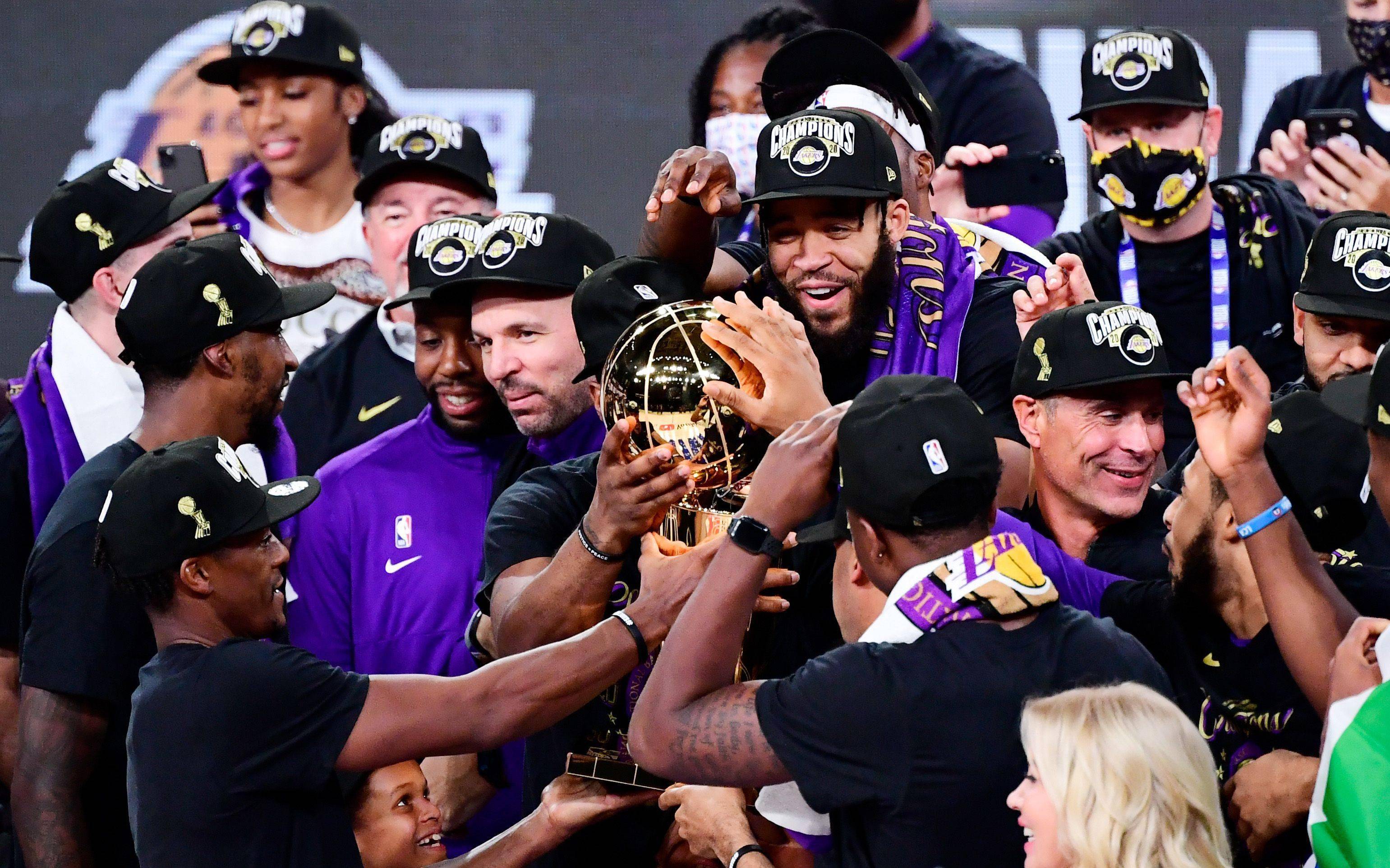 湖人众将手捧总冠军奖杯.