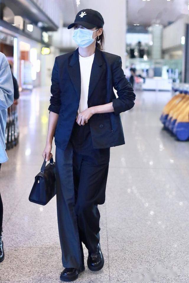 辛芷蕾一身黑色西装现身机场又酷又飒气质一绝