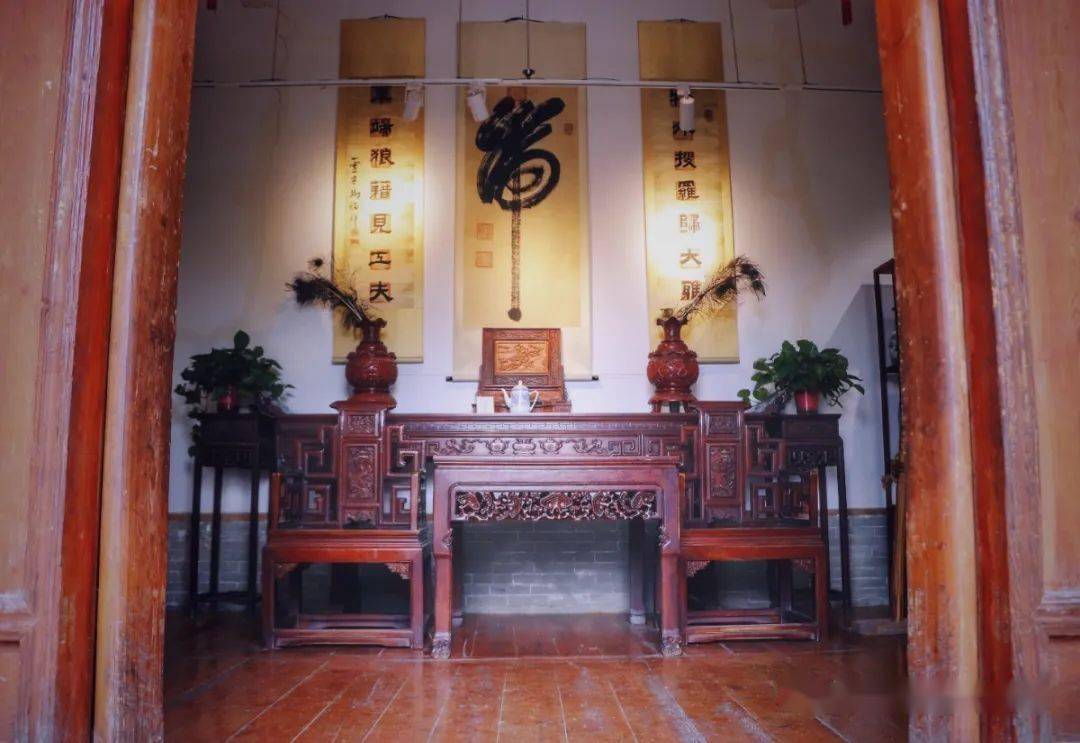院落由堂屋倒座,东西厢房组成,每处房屋构造基本相同,却又于细微处见