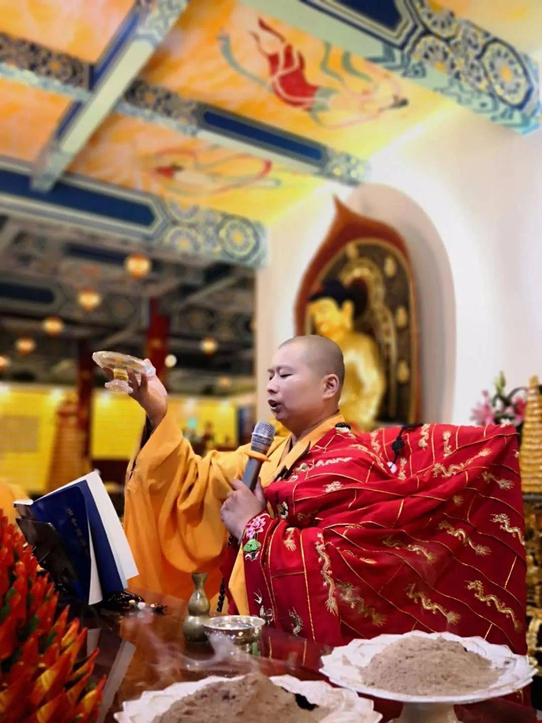 坛外灯火辉煌,光耀三界;坛内法座上,果智法师手结契印,口诵真言,意存