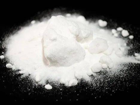 通常是一种无色无味的液体,也有白色粉末,药片和胶囊等剂型