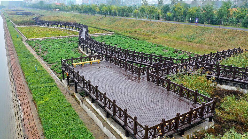 河南许昌人工湿地木栈道扮靓清潩河