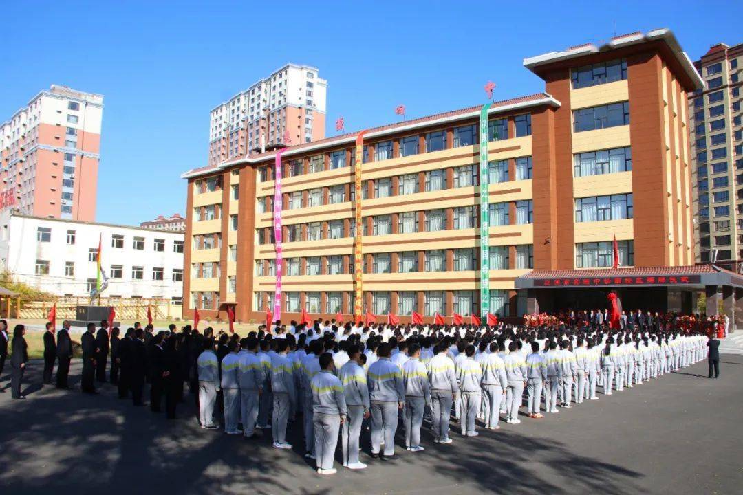 实验中学南校区的建设发展得到了市委,市政府的高度重视,多家辽源企业