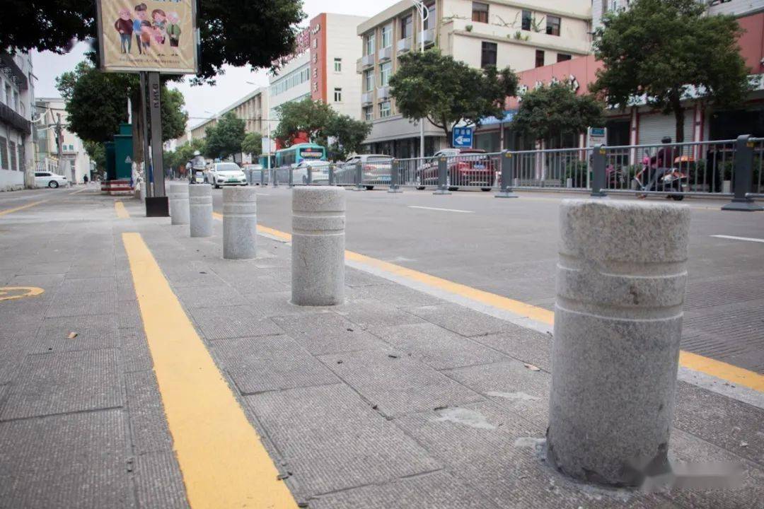 近期,灵溪镇在玉苍路的人行道,十字路口上都设置了隔离石墩,进一步